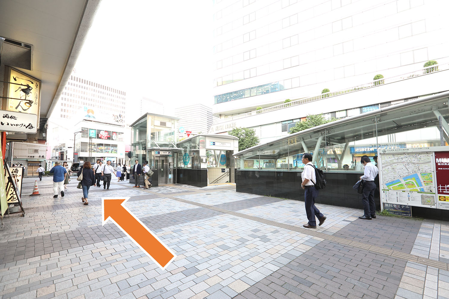 JR有楽町駅をでていただき、駅を背にして左に進みます。